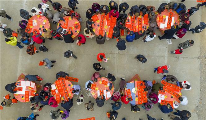 Viết câu đối đón Tết Nguyên đán tại tỉnh Giang Tây, Trung Quốc. Ảnh: THX/TTXVN