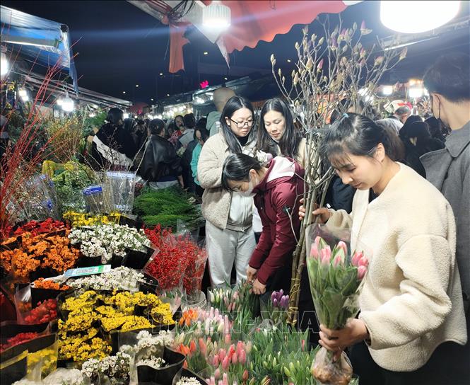 Hoa từ khắp nơi có mặt tại chợ hoa Quảng An. Ảnh: Nguyễn Cúc-TTXVN