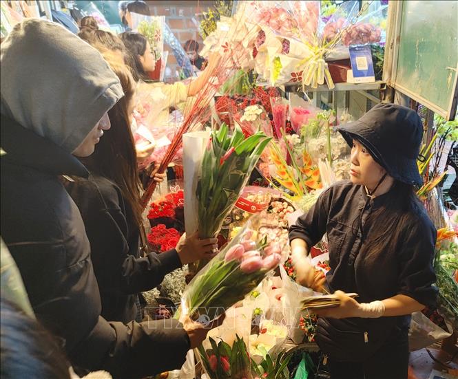 Người dân Hà Nội chọn mua hoa tại chợ. Ảnh: Nguyễn Cúc-TTXVN