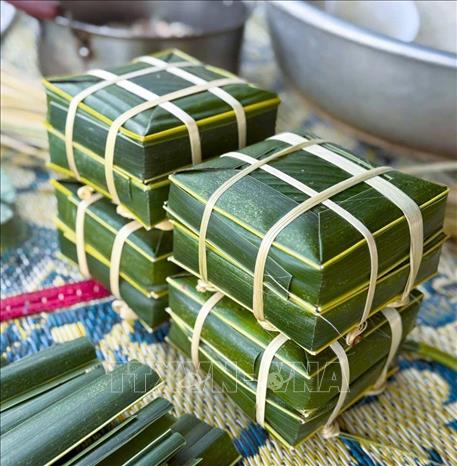 Những cặp bánh chưng khuôn lá dừa. Ảnh: TTXVN phát 
