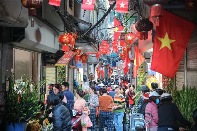 Các chợ truyền thống nhộn nhịp người mua, người bán trong phiên chợ cuối cùng năm Ất Tỵ. Ảnh: Hoàng Hiếu - TTXVN