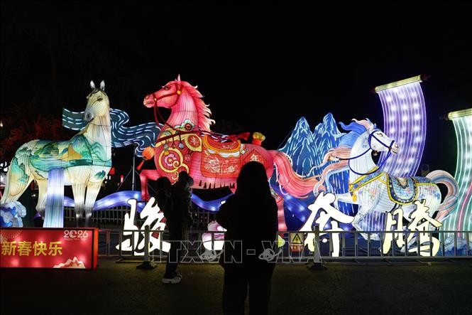 Lễ hội đèn lồng đón Tết Nguyên đán tại tỉnh Cam Túc, Trung Quốc. Ảnh: THX/TTXVN