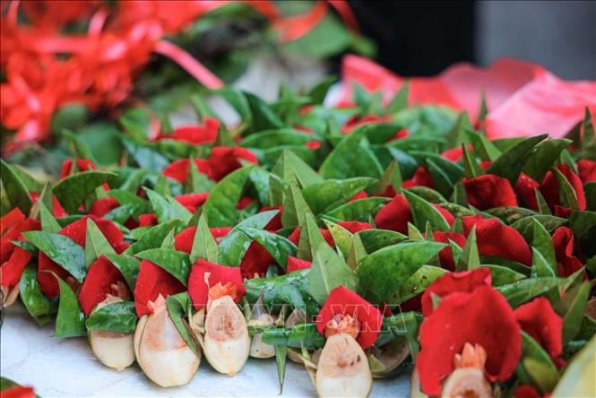 Trầu cau là lễ vật quen thuộc, không thể thiếu trong mâm cỗ ngày Tết của mỗi gia đình Việt. Ảnh: Hoàng Hiếu - TTXVN