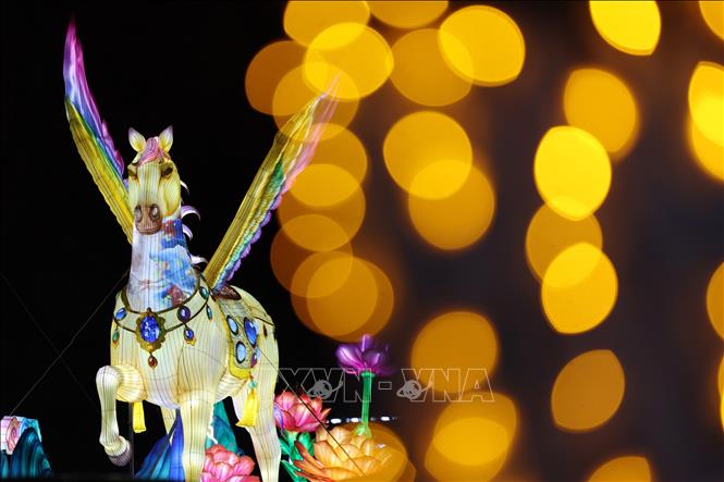 Lễ hội đèn lồng đón Tết Nguyên đán tại tỉnh Cam Túc, Trung Quốc. Ảnh: THX/TTXVN