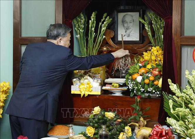 Tổng Bí thư Tô Lâm dâng hương tưởng niệm Bác Hồ tại Nhà 67, Khu di tích Chủ tịch Hồ Chí Minh tại Phủ Chủ tịch. Ảnh: Thống Nhất – TTXVN