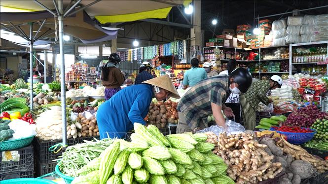 Giá các loại rau củ quả ở các chợ trong tỉnh An Giang tăng khoảng 30% so với ngày thường. Ảnh: Văn Sĩ - TTXVN