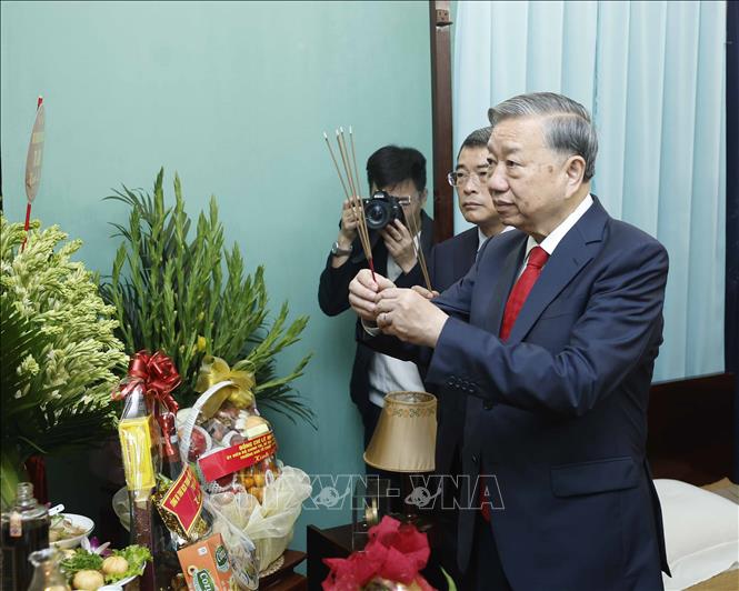 Tổng Bí thư Tô Lâm dâng hương tưởng niệm Bác Hồ tại Nhà 67, Khu di tích Chủ tịch Hồ Chí Minh tại Phủ Chủ tịch. Ảnh: Thống Nhất – TTXVN
