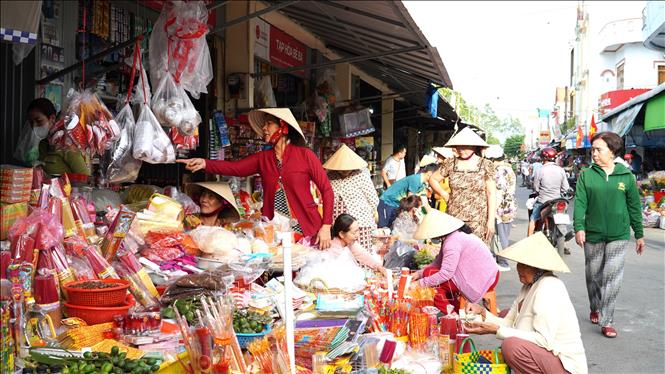 Không khí người dân đi chợ mua sắm ngày 29 Tết tại chợ Gò Quao, tỉnh An Giang. Ảnh: Văn Sĩ - TTXVN