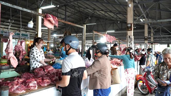 Thịt lợn ngày 29 Tết ở các chợ trong tỉnh An Giang tăng giá hơn 30%, riêng sườn non tăng gấp đôi với giá bán 260.000 đồng/kg. Ảnh: Văn Sĩ - TTXVN