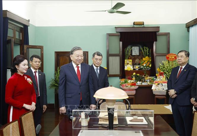 Tổng Bí thư Tô Lâm xem các kỷ vật của Bác Hồ tại Nhà 67, Khu di tích Chủ tịch Hồ Chí Minh trong Phủ Chủ tịch. Ảnh: Thống Nhất – TTXVN