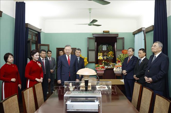 Tổng Bí thư Tô Lâm xem các kỷ vật của Bác Hồ tại Nhà 67, Khu di tích Chủ tịch Hồ Chí Minh trong Phủ Chủ tịch. Ảnh: Thống Nhất – TTXVN