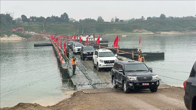 Các phương tiện qua cầu phao sông Lô sáng 16/2. Ảnh: Nguyễn Văn Cảnh - TTXVN