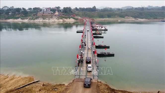 Người và phương tiện lưu thông bình thường qua cầu phao sông Lô sáng 16/2. Ảnh: Nguyễn Văn Cảnh - TTXVN
