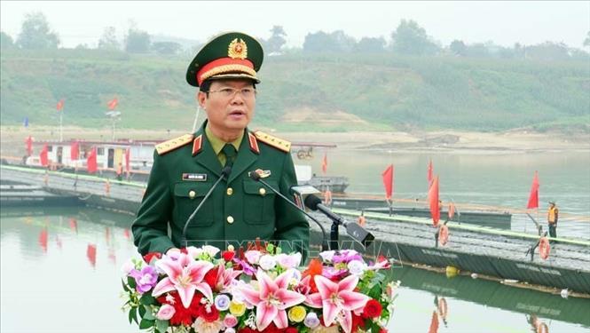 Đại tướng Nguyễn Tân Cương, Ủy viên Trung ương Đảng, Ủy viên Thường vụ Quân ủy Trung ương, Tổng Tham mưu trưởng Quân đội nhân dân Việt Nam, Thứ trưởng Bộ Quốc phòng phát biểu tại lễ thông xe cầu phao qua sông Lô. Ảnh: Nguyển Văn Cảnh - TTXVN

