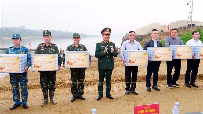 Đại tướng Nguyễn Tân Cương tặng quà cho lực lượng bắc cầu phao qua sông Lô. Ảnh: Nguyễn Văn Cảnh - TTXVN