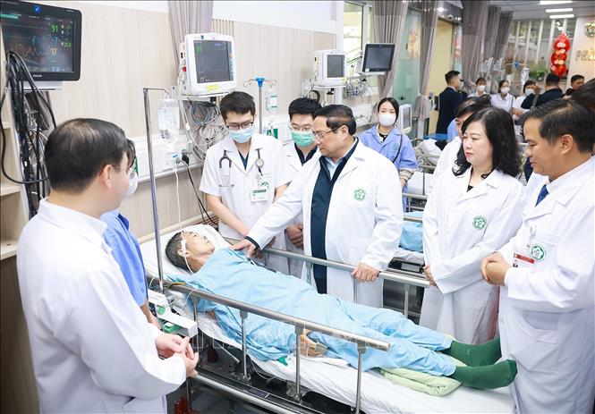 Thủ tướng Phạm Minh Chính thăm, chúc Tết bệnh nhân đang điều trị tại Bệnh viện Bạch Mai. Ảnh: Dương Giang-TTXVN
