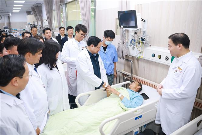 Thủ tướng Phạm Minh Chính thăm, chúc Tết bệnh nhân đang điều trị tại Bệnh viện Bạch Mai. Ảnh: Dương Giang-TTXVN
