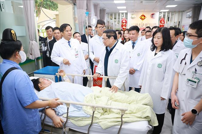 Thủ tướng Phạm Minh Chính thăm, chúc Tết bệnh nhân đang điều trị tại Bệnh viện Bạch Mai. Ảnh: Dương Giang-TTXVN
