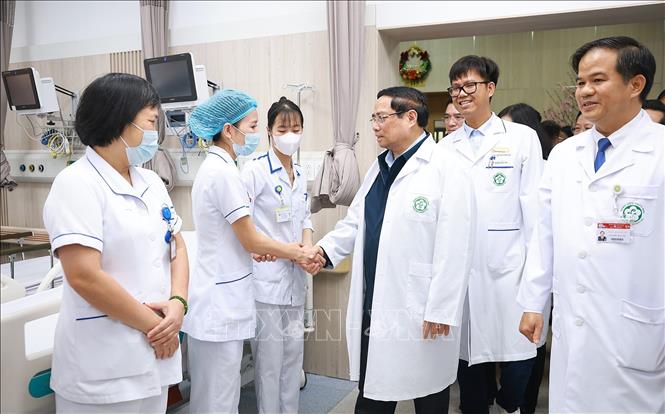 Thủ tướng Phạm Minh Chính thăm, chúc Tết các y sĩ, bác sĩ Bệnh viện Bạch Mai. Ảnh: Dương Giang-TTXVN