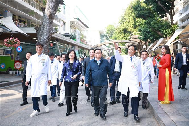 Thủ tướng Phạm Minh Chính thăm, kiểm tra công tác ứng trực của Bệnh viện Bạch Mai. Ảnh: Dương Giang-TTXVN
