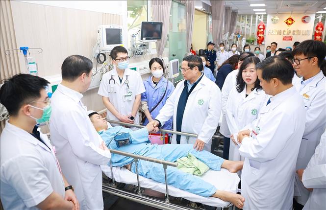 Thủ tướng Phạm Minh Chính thăm, chúc Tết bệnh nhân đang điều trị tại Bệnh viện Bạch Mai. Ảnh: Dương Giang-TTXVN
