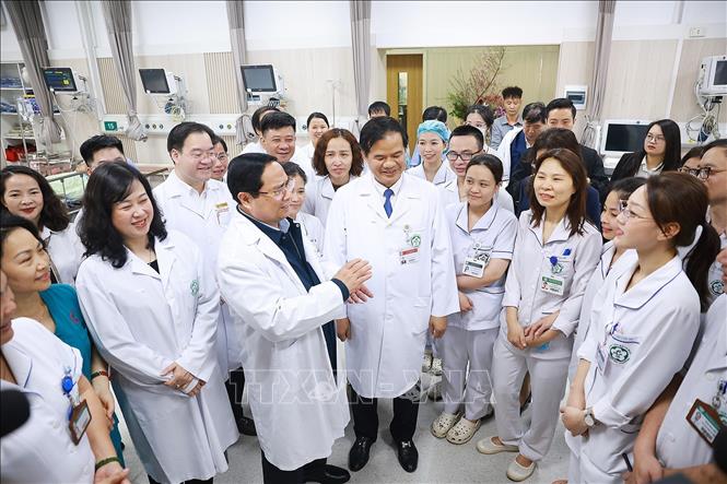 Thủ tướng Phạm Minh Chính chúc Tết, giao nhiệm vụ cho các cán bộ, bác sĩ, nhân viên y tế Bệnh viện Bạch Mai. Ảnh: Dương Giang-TTXVN
