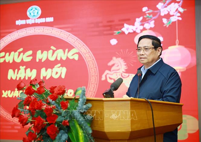 Thủ tướng Phạm Minh Chính chúc Tết, giao nhiệm vụ cho các cán bộ, bác sĩ, nhân viên y tế Bệnh viện Bạch Mai. Ảnh: Dương Giang-TTXVN
