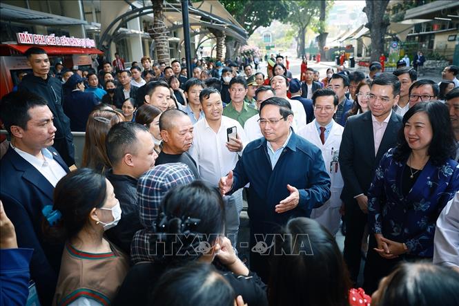 Thủ tướng Phạm Minh Chính thăm hỏi, chúc Tết người thân bệnh nhân điều trị tại Bệnh viện Bạch Mai. Ảnh: Dương Giang-TTXVN
