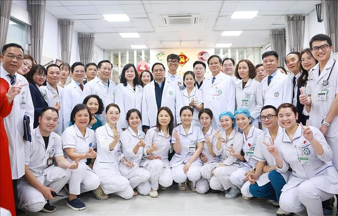 Thủ tướng Phạm Minh Chính thăm, chúc Tết cán bộ, bác sĩ, nhân viên y tế Bệnh viện Bạch Mai. Ảnh: Dương Giang-TTXVN