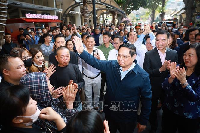 Thủ tướng Phạm Minh Chính thăm hỏi, chúc Tết người thân bệnh nhân điều trị tại Bệnh viện Bạch Mai. Ảnh: Dương Giang-TTXVN
