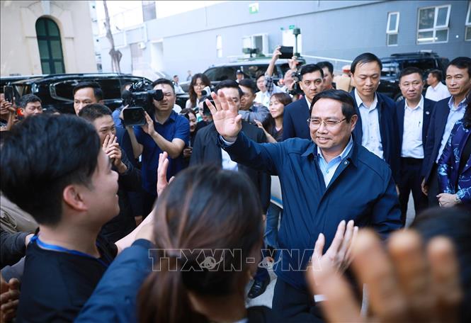 Thủ tướng Phạm Minh Chính thăm hỏi, chúc Tết người thân bệnh nhân điều trị tại Bệnh viện hữu nghị Việt Đức. Ảnh: Dương Giang-TTXVN