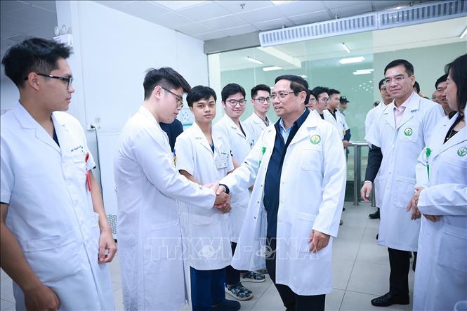 Thủ tướng Phạm Minh Chính thăm, chúc Tết cán bộ, bác sĩ, nhân viên y tế Bệnh viện hữu nghị Việt Đức. Ảnh: Dương Giang-TTXVN
