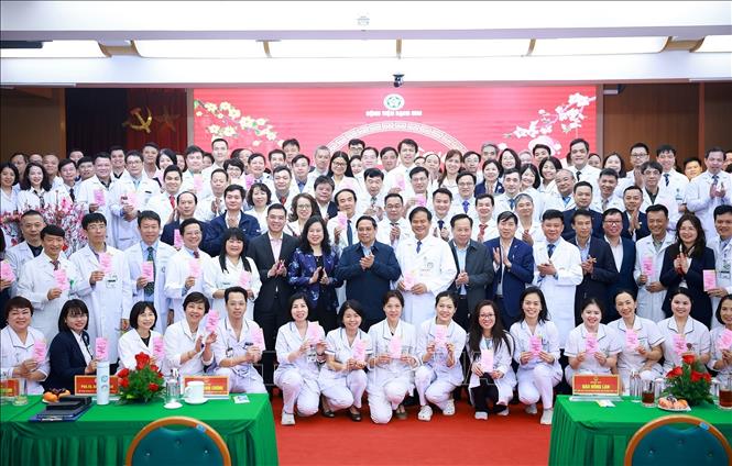 Thủ tướng Phạm Minh Chính với cán bộ, bác sĩ, nhân viên y tế Bệnh viện Bạch Mai. Ảnh: Dương Giang-TTXVN
