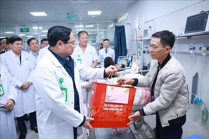 Thủ tướng Phạm Minh Chính thăm, chúc Tết, tặng quà cho bệnh nhân đang điều trị tại Bệnh viện hữu nghị Việt Đức. Ảnh: Dương Giang-TTXVN

