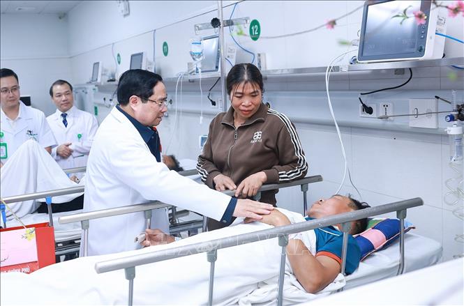 Thủ tướng Phạm Minh Chính thăm, chúc Tết bệnh nhân đang điều trị tại Bệnh viện hữu nghị Việt Đức. Ảnh: Dương Giang-TTXVN
