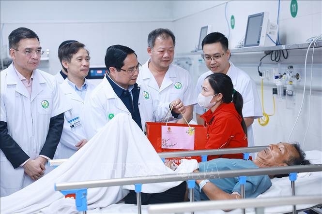 Thủ tướng Phạm Minh Chính thăm, chúc Tết, tặng quà cho bệnh nhân đang điều trị tại Bệnh viện hữu nghị Việt Đức. Ảnh: Dương Giang-TTXVN

