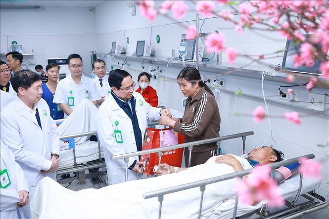 Thủ tướng Phạm Minh Chính thăm, chúc Tết, tặng quà cho bệnh nhân đang điều trị tại Bệnh viện hữu nghị Việt Đức. Ảnh: Dương Giang-TTXVN
