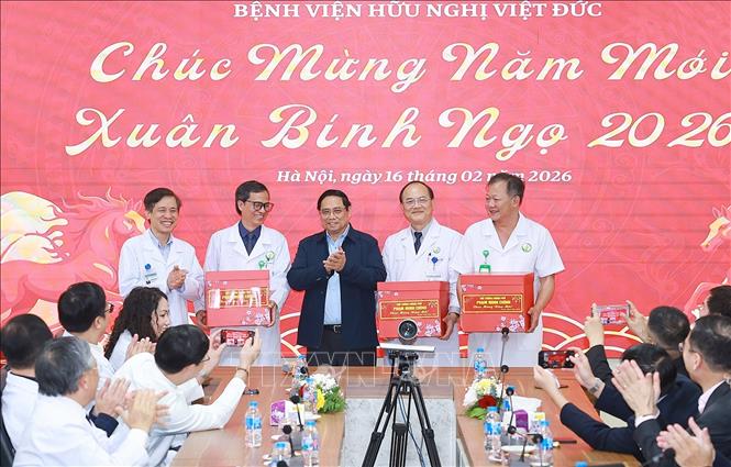 Thủ tướng Phạm Minh Chính tặng quà chúc Tết cho đại diện bác sĩ Bệnh viện hữu nghị Việt Đức. Ảnh: Dương Giang-TTXVN
