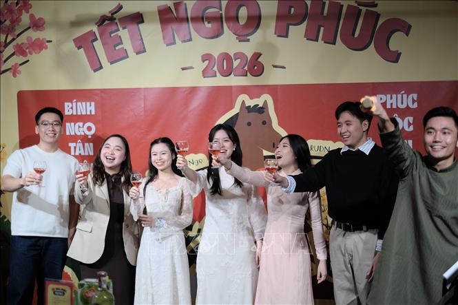 Sinh viên thực hiện nghi thức khai tiệc, mở đầu cho buổi gặp mặt đầu Xuân. Ảnh: Trần Hải - PV TTXVN tại Nga