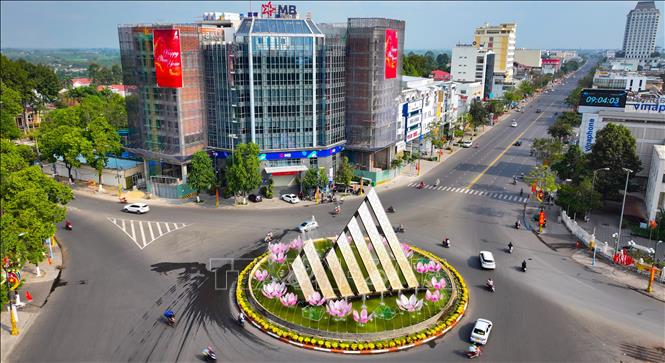 Vòng xoay trung tâm phường Tân Ninh được trang trí tiểu cảnh hoa, tạo điểm nhấn đón Tết. Ảnh: Minh Phú - TTXVN