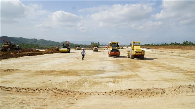 Thi công đường cất, hạ cánh số 2, cảng Hàng không Phù Cát. Ảnh: Sỹ Thắng - TTXVN