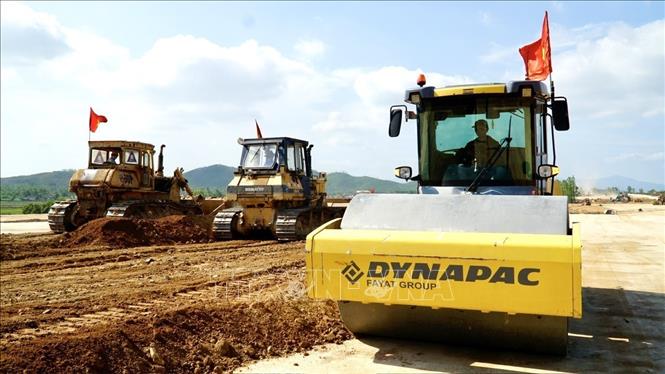 Thi công đường cất, hạ cánh số 2, cảng Hàng không Phù Cát. Ảnh: Sỹ Thắng - TTXVN