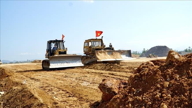 Thi công đường cất, hạ cánh số 2, cảng Hàng không Phù Cát. Ảnh: Sỹ Thắng - TTXVN