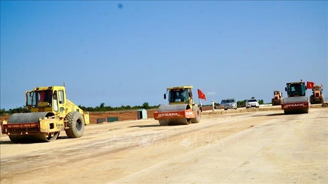 Đẩy mạnh thi công công trình đường cất cánh số 2, cảng hàng không Phù Cát xuyên Tết. Ảnh: Sỹ Thắng - TTXVN