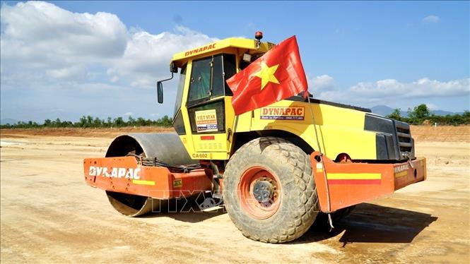 Thi công đường cất, hạ cánh số 2, cảng Hàng không Phù Cát. Ảnh: Sỹ Thắng - TTXVN