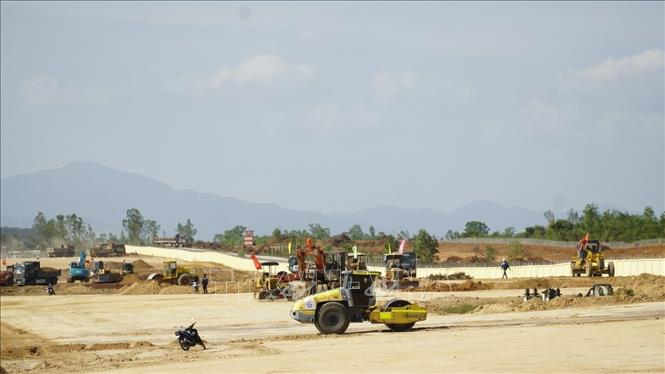 Đẩy mạnh thi công công trình đường cất cánh số 2, cảng hàng không Phù Cát xuyên Tết. Ảnh: Sỹ Thắng - TTXVN