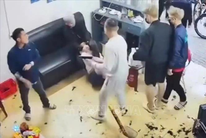 Hình ảnh nhóm đối tượng sử dụng hung khí đe doạ, uy hiếp tinh thần và trực tiếp đánh người tại một tiệm cắt tóc ở Hưng Yên. Ảnh: TTXVN phát

