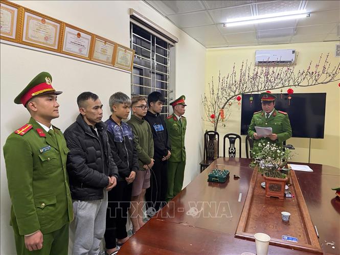 Các đối tượng tại Cơ quan điều tra. Ảnh: TTXVN phát