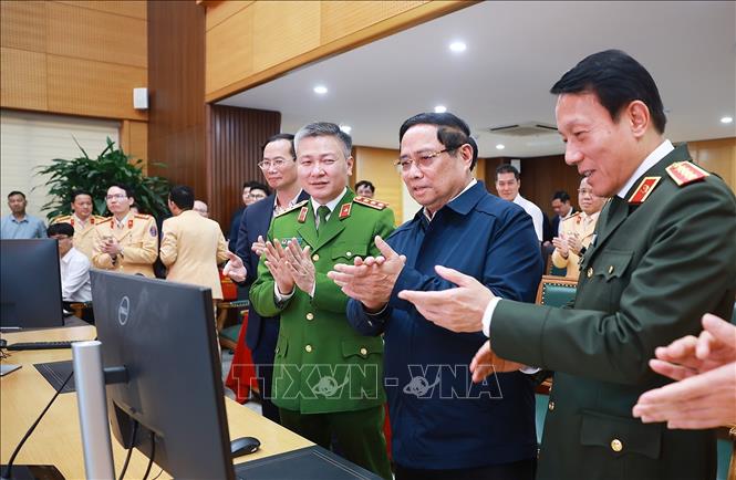 Thủ tướng Phạm Minh Chính thực hiện thao tác nhắn tin chúc Tết người tham gia giao thông qua ứng dụng giao thông. Ảnh: Dương Giang-TTXVN 
