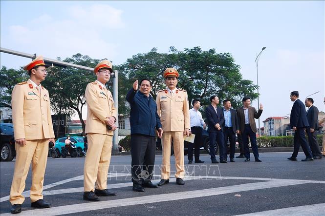Thủ tướng Phạm Minh Chính kiểm tra công tác đảm bảo trật tự an toàn giao thông tại nút giao Nguyễn Văn Cừ - Ngọc Thuỵ. Ảnh: Dương Giang-TTXVN 
